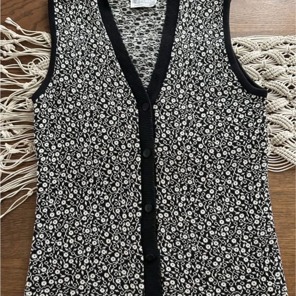 Black and White Sleeveless Fitted Tank Top vintage